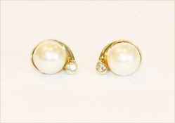 Paar 14 k Gelbgold Perlen-Ohrstecker mit je einem Diamant, 5,9 gr.