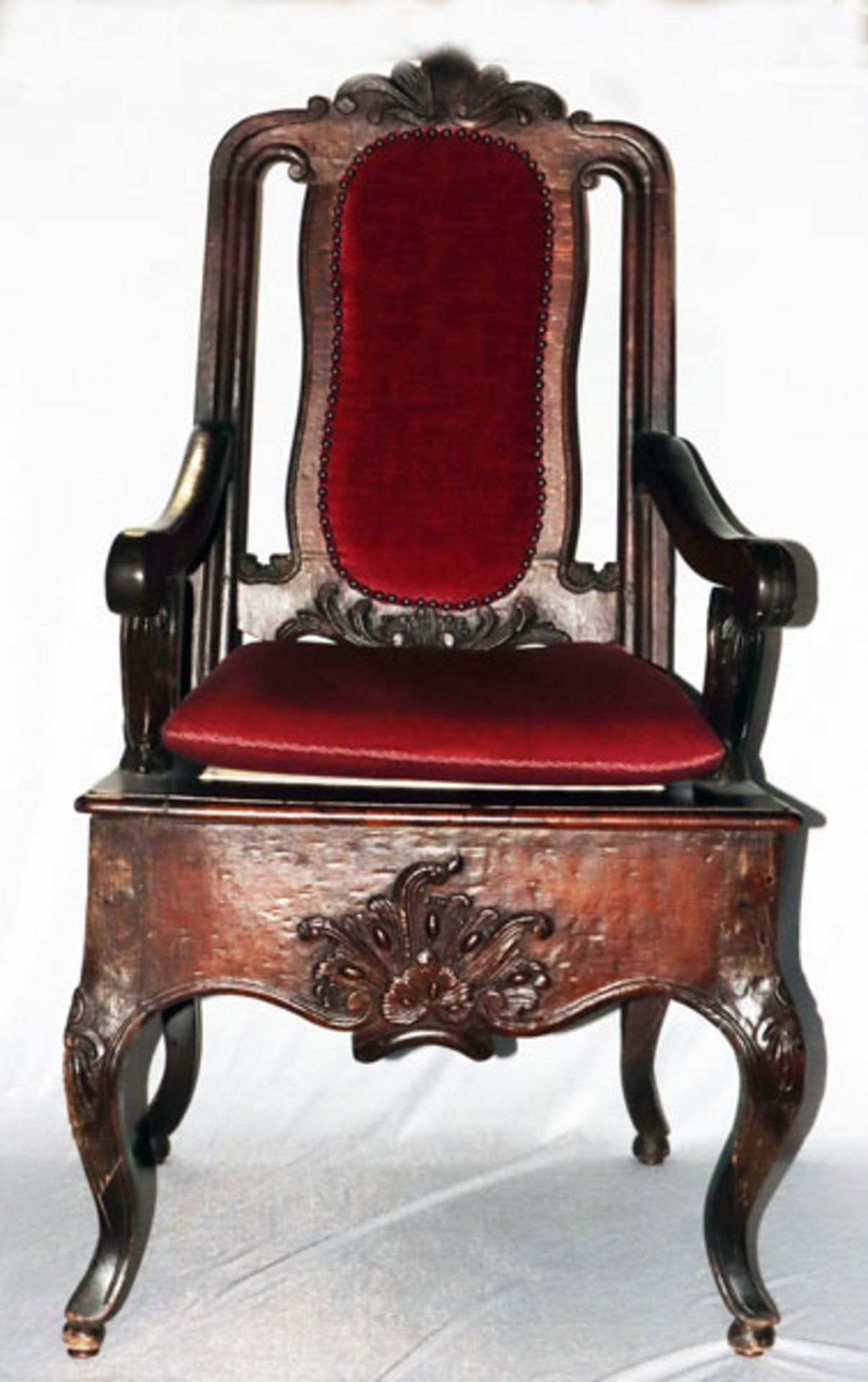 Armlehnstuhl, teils beschnitzt, Sitz und Lehne gepolstert und weinrot bezogen, 19. Jahrhundert, H