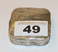 Silber Döschen um 1900, Gravurdekor, 25,8 gr., H 1,5 cm, 5 cm x 5 cm, teils verbeult,