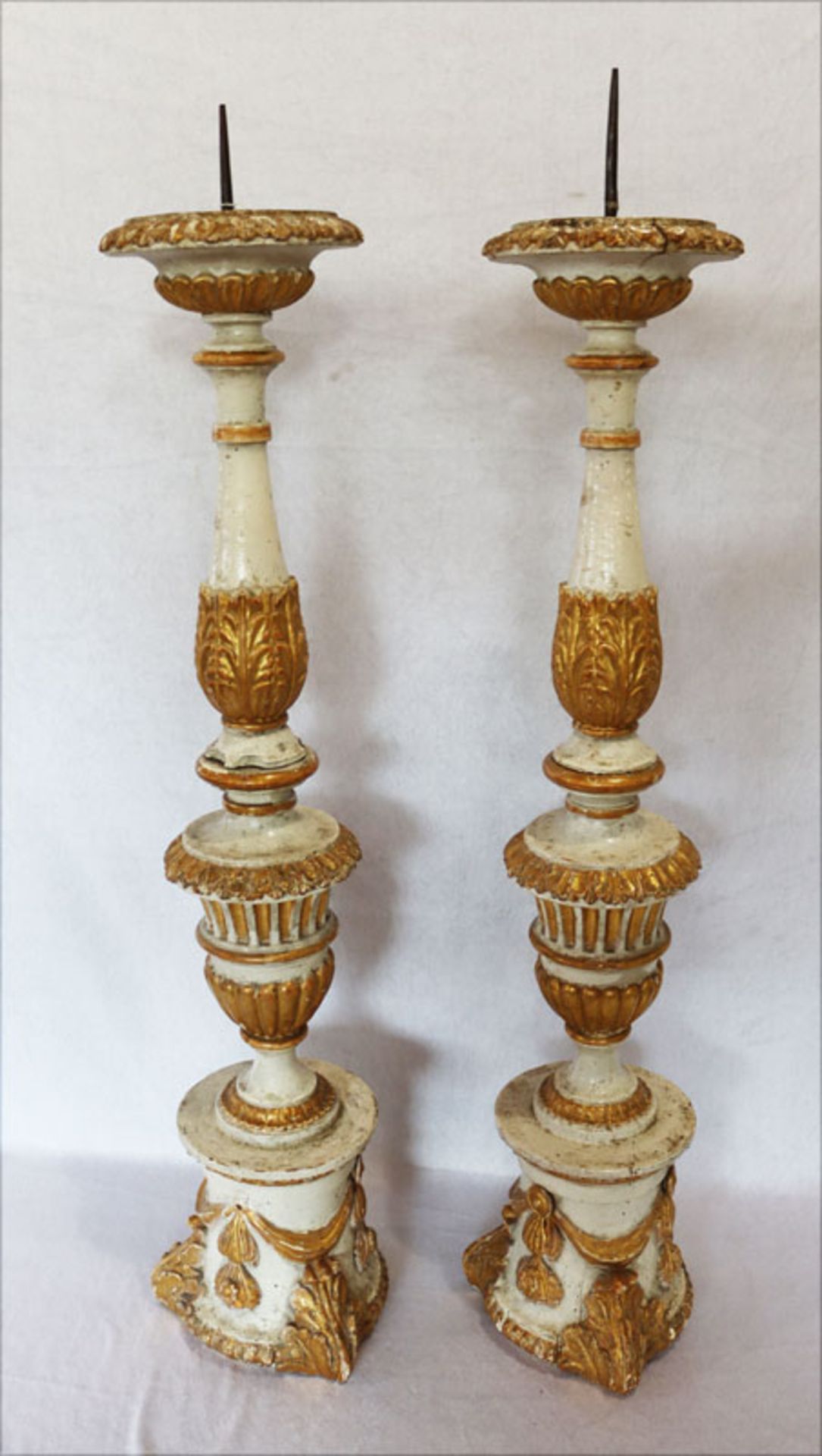 Paar Holz Kirchen-Kerzenleuchter, geschnitzt und beige/gold gefaßt, H 93 cm, beschädigt und geklebt,