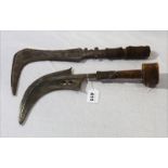 2 historische Werkzeuge, Sicheln, L 40/42 cm, Alters- und Gebrauchsspuren