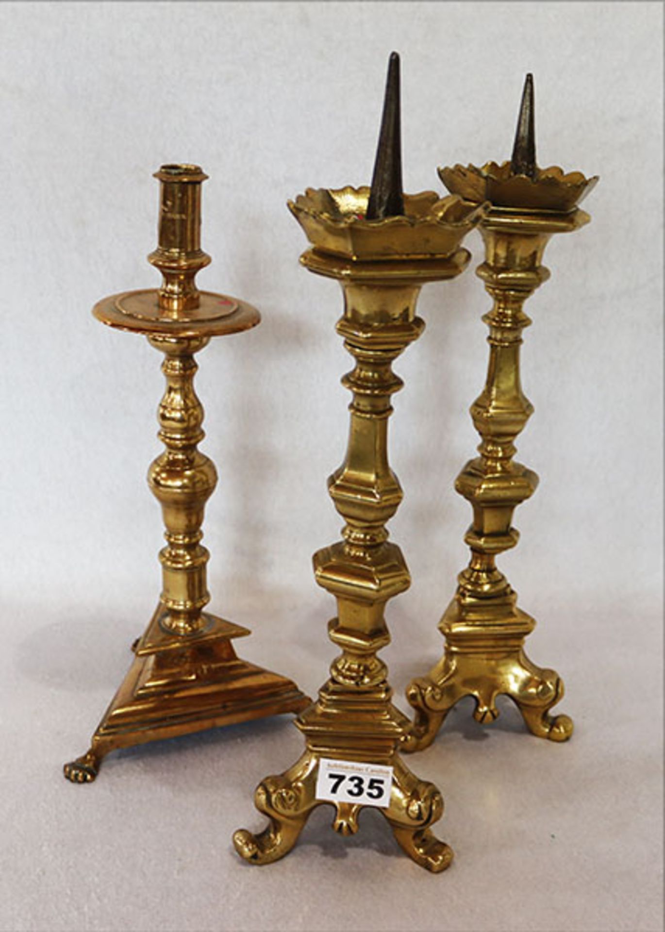 Paar Messing Kerzenleuchter, um 1800, H 39 cm und Messing Kerzenleuchter um 1800 auf dreieckigem