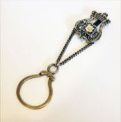 Silber Rockstecker mit Schlüsselring, 38 gr., L 16 cm, Tragespuren