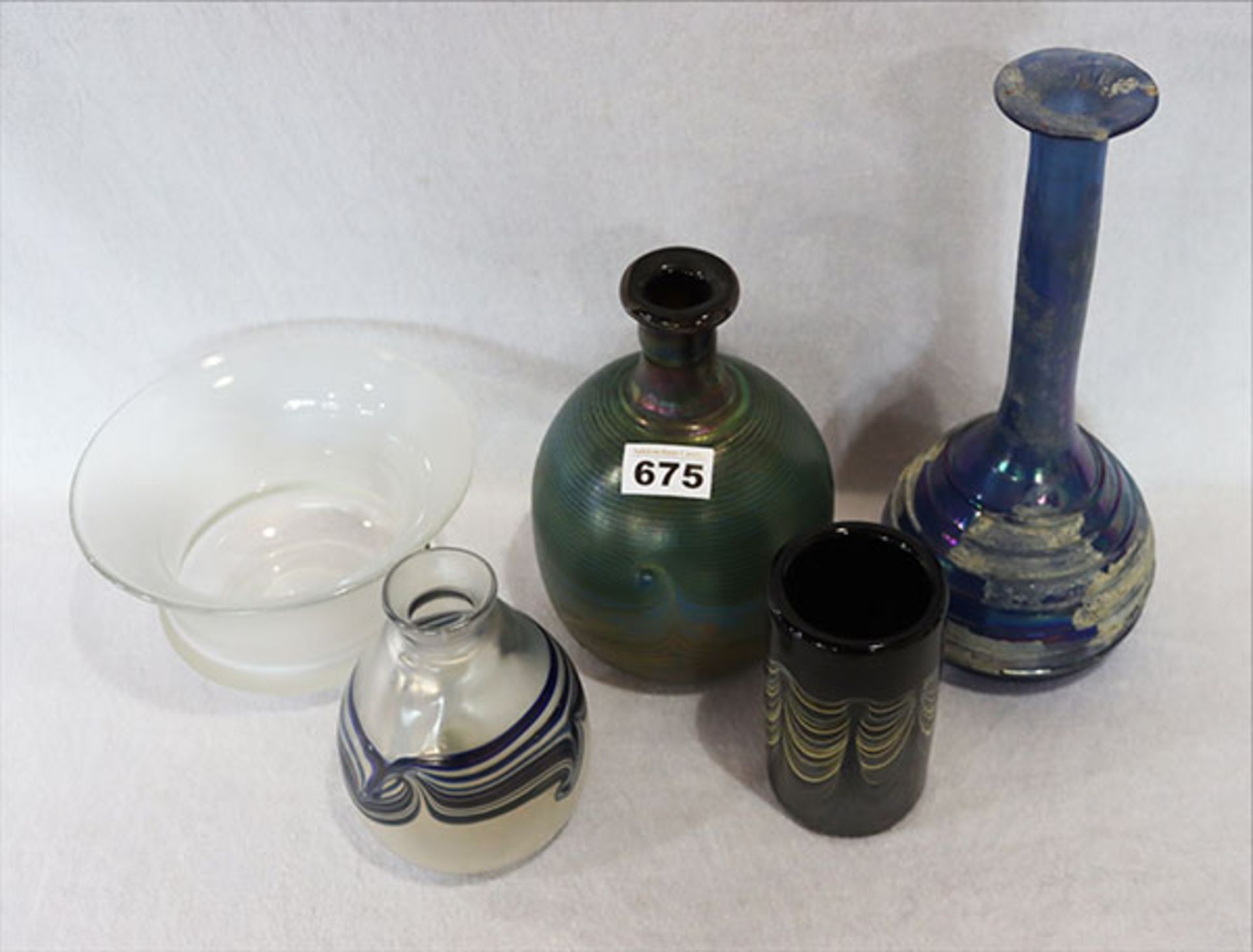 Glas-Konvolut, meist von Eisch, 4 Vasen und eine Schale, H 10,5/29 cm, leichte Gebrauchsspuren