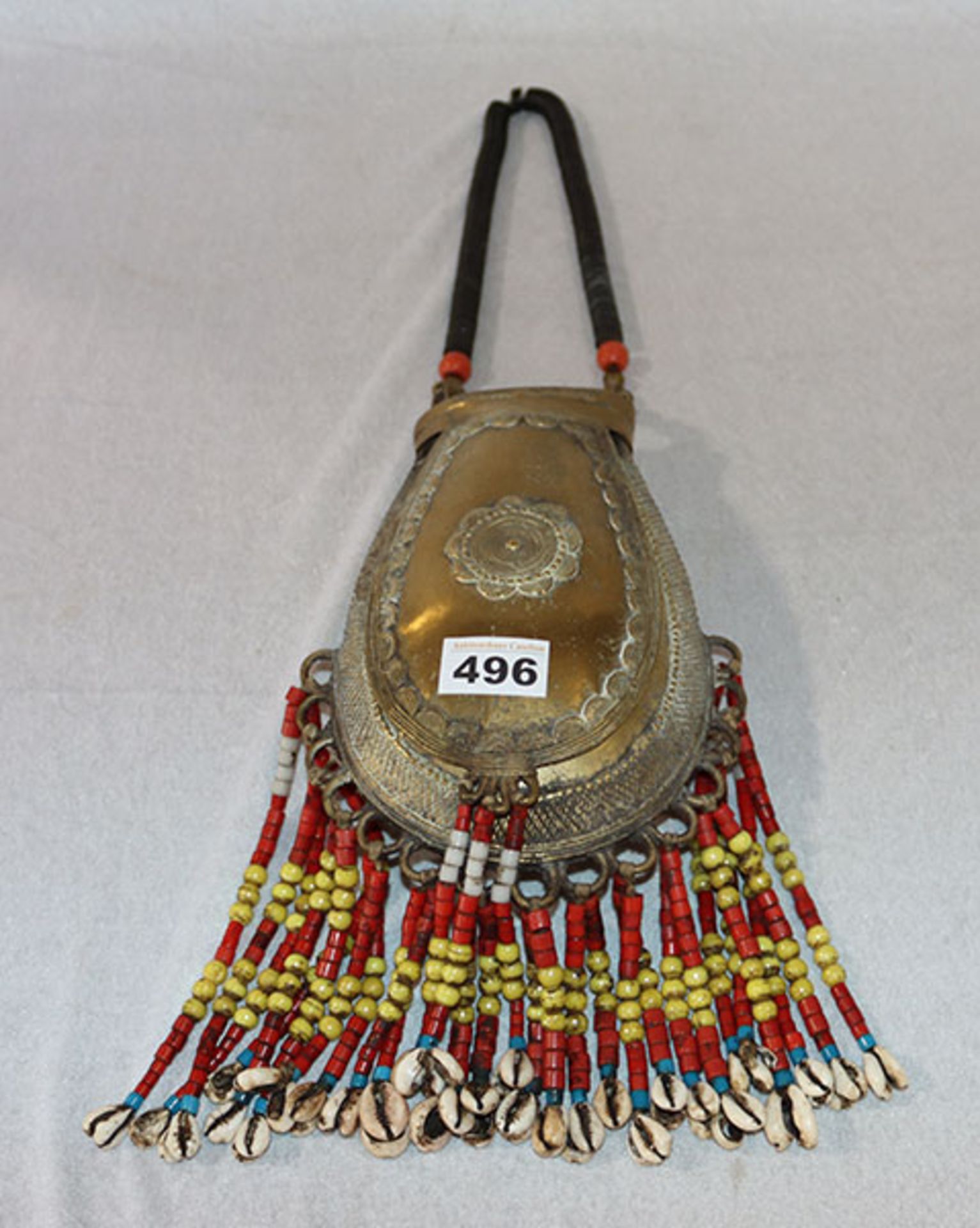 Metall Tasche ? mit Perlen und Muschelverzierungen, wohl aus Ozeanien, L 54 cm, B 18 cm, Alters- und