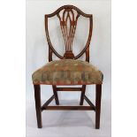 Stuhl mit teils beschnitzter Rückenlehne, Sitz gepolstert und beige/pastell bezogen, H 97 cm, B 50