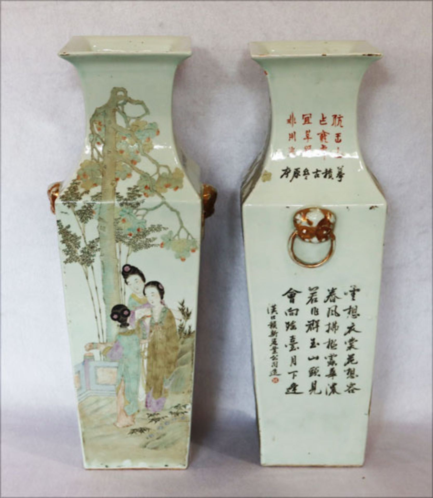 Paar japanische Bodenvasen mit figürlichem und floralem Dekor, sowie Schriftzeichen, seitliche