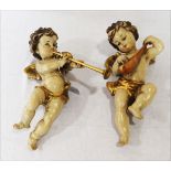 2 Holzfiguren 'Musizierende Engel', farbig gefaßt, teils beschädigt und berieben, H 30 cm