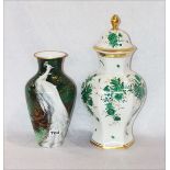 Bareuther Porzellan Deckelvase mit handegamltem grün/goldenem Blumdendekor, H 44 cm, und Heinrich