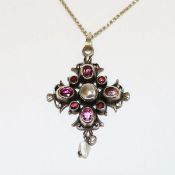 Silber Kette, L 46 cm mit Keuzanhänger, besetzt mit Glassteinen und Perlmutt, 10,5 gr., L 4,5 cm