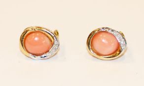 Paar 14 k Gelbgold Ohrstecker/Clips mit Koralle und in Weißgold gefaßten Diamanten, 8,1 gr.