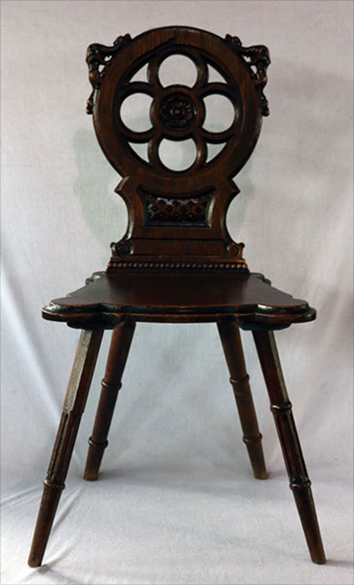 Brettstuhl mit beschnitzter Lehne, dunkel gebeizt, H 98 cm, B 48 cm, T 39 cm, Gebrauchsspuren