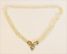 Perlen-Collier, 3-reihig, 14 k Gelbgold Schließe mit 12 in Weißgold gefaßten Diamanten, gesamt 36,