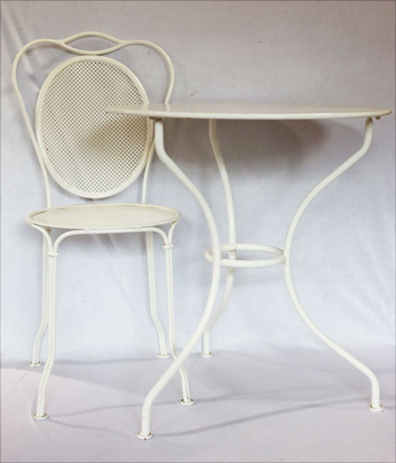 Garten-Eisengarnitur: runder Tisch auf 3 Beinen, H 72 cm, D 66 cm, und 2 passende Stühle, H 90 cm, D