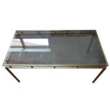 Tisch mit geradlinigem Metallgestell und Glasplatte, verkratzt, teils mit Farbflecken, H 75 cm, L