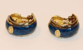 Paar Silber/vergoldete Ohrstecker/Clips mit blauem Dekor und Löwenrelief, D 2 cm