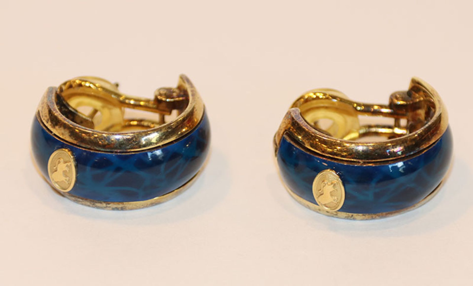 Paar Silber/vergoldete Ohrstecker/Clips mit blauem Dekor und Löwenrelief, D 2 cm