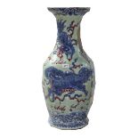 Große, chinesische Bodenvase mit blauem Drachendekor, H 85 cm, Alters- und Gebrauchsspuren, kein