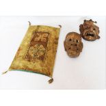 2 asiatische Holzmasken, bemalt, teils bestossen, und Thangka, stark beschädigt, 48 cm x 32 cm,