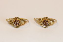 Paar 14 k Gelbgold Trachten-Creolen mit Granaten, D ca. 2,5 cm, 5 gr.