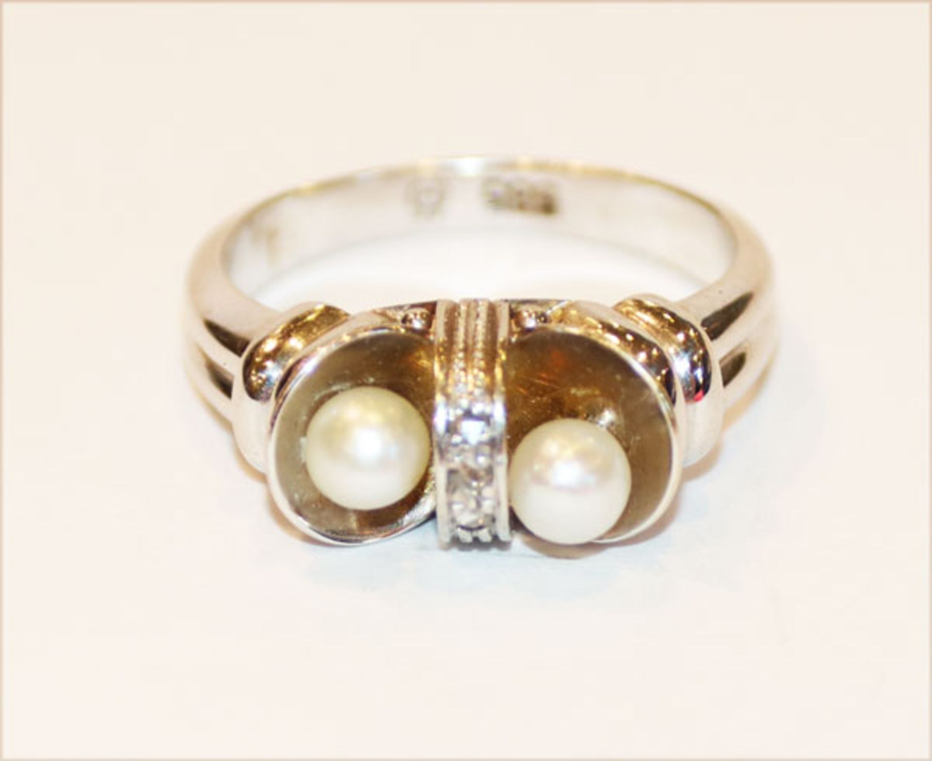 14 k Weißgold Ring mit 2 Perlen und 3 kleinen Diamanten, 3,53 gr., Gr. 53