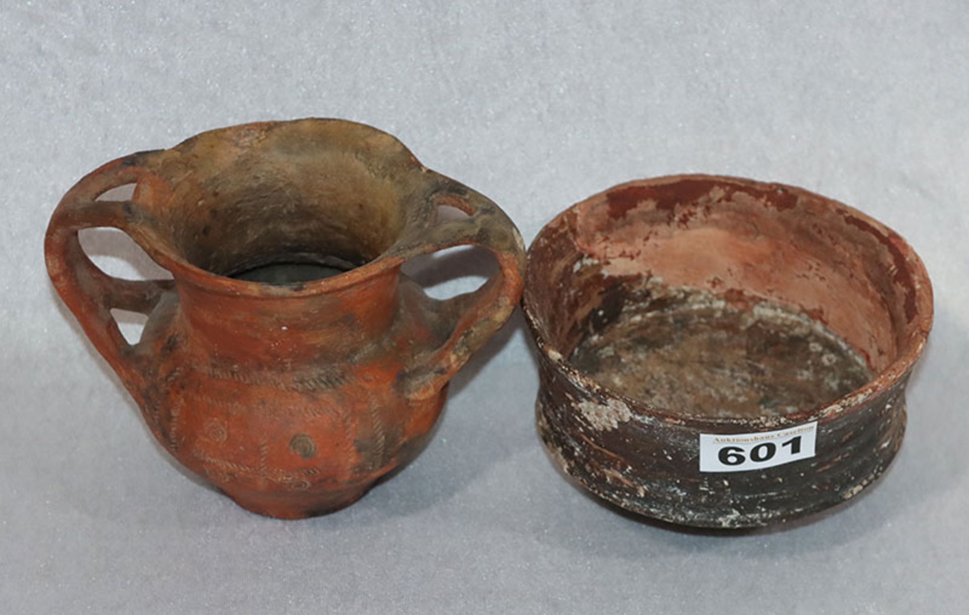 2 Ausgrabungen, Ton Fußschale, H 8 cm, D 13,5 cm, beschädigt, und Ton Henkelgefäß mit Ritzdekor, H