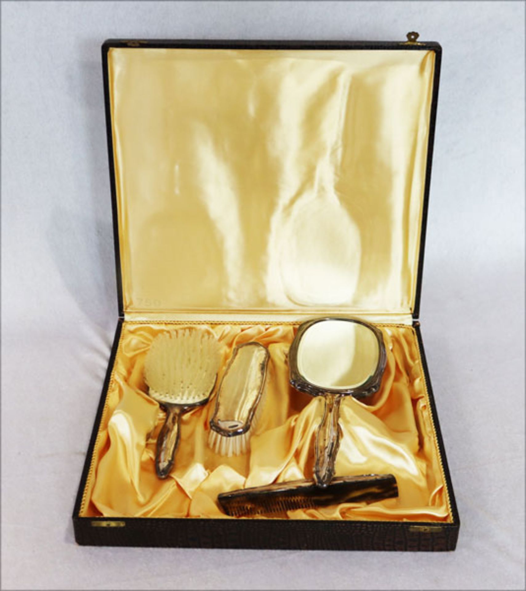 Bürstengarnitur, 835 Silber, Handspiegel, 2 Bürsten und Kamm, gut erhalten in Originalkarton