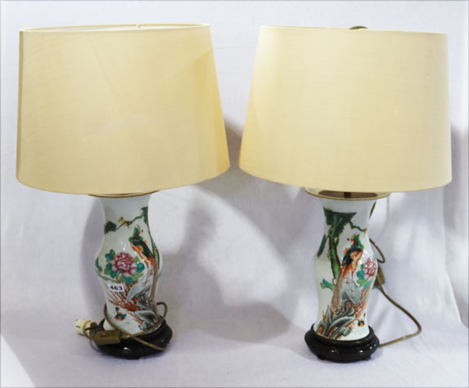 Paar Tischlampen, Porzellan Lampenfuß in Vasenform mit asiatischem Vogel- und Blumendekor auf