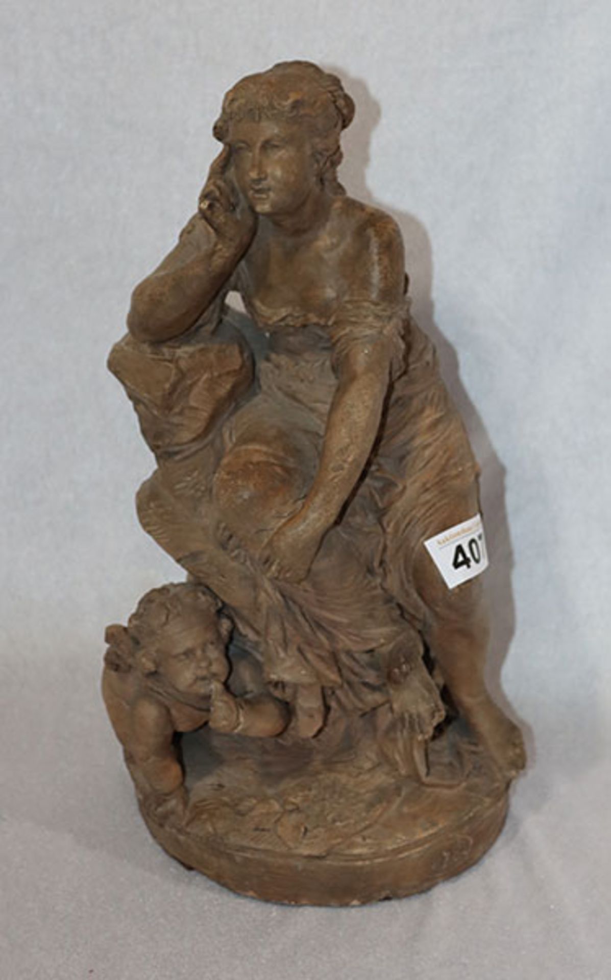 Tonfigur 'Sitzende Frau mit Engel', datiert 1786, monogrammiert AR, H 34 cm, teils beschädigt,