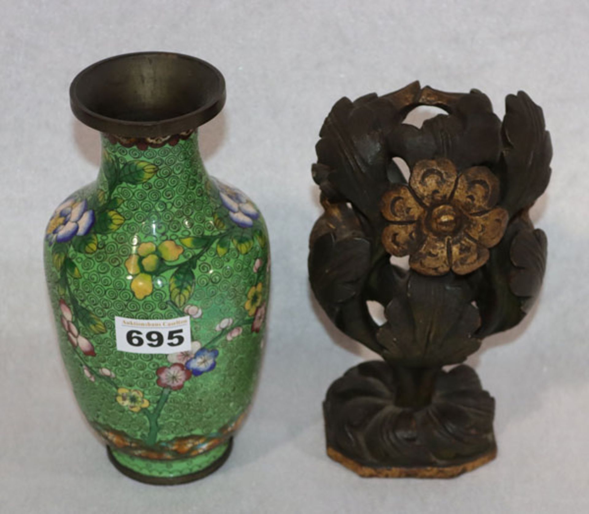 Cloisonné Vase, grün mit buntem Blumendekor, H 23,5 cm, und Skulptur 'Baum mit Vögel', braun/gold