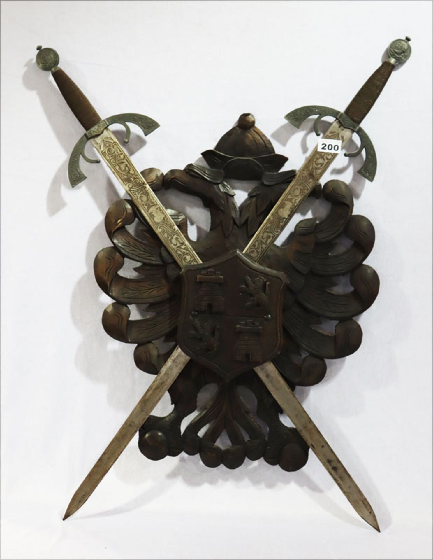 Spanisches Holz/Metall Wappenschild mit Reliefdekor, H 87 cm, B 58 cm, Altersspuren, teils