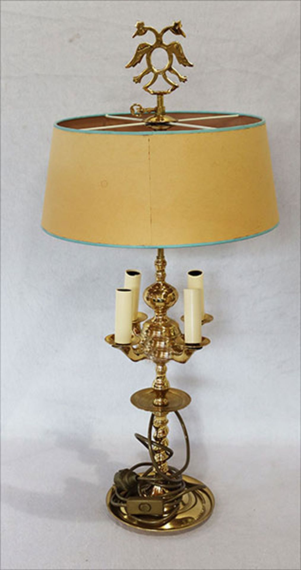 Paar Tischlampen mit Messingfuß, mit je 4 Leuchten, verschiedenfarbige Lampenschirme, Funktion nicht