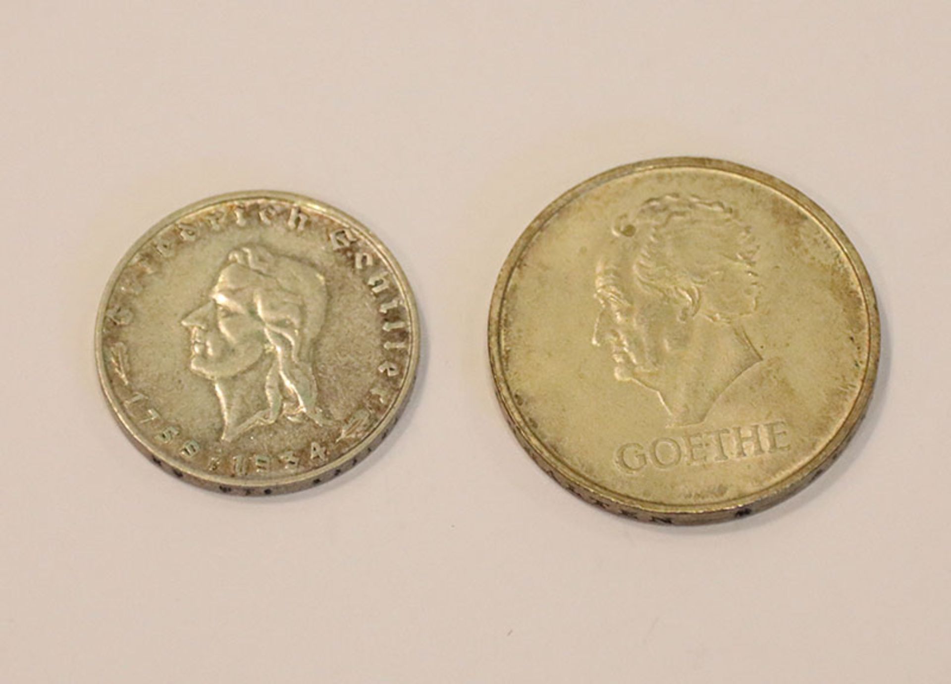 2 Silbermünzen: 2 Reichsmark Schiller F und 3 Reichsmark Goethe D