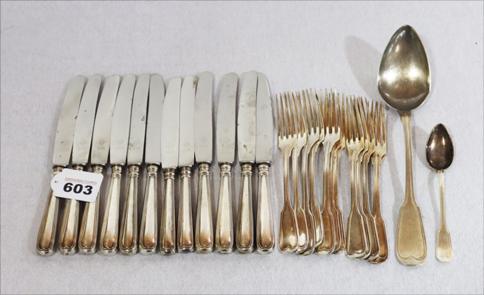 Besteck-Konvolut: 800 Silber, 561 gr. ohne Messer, 12 Vorspeisen-Gabeln und 12 Messer, 1 Teelöffel