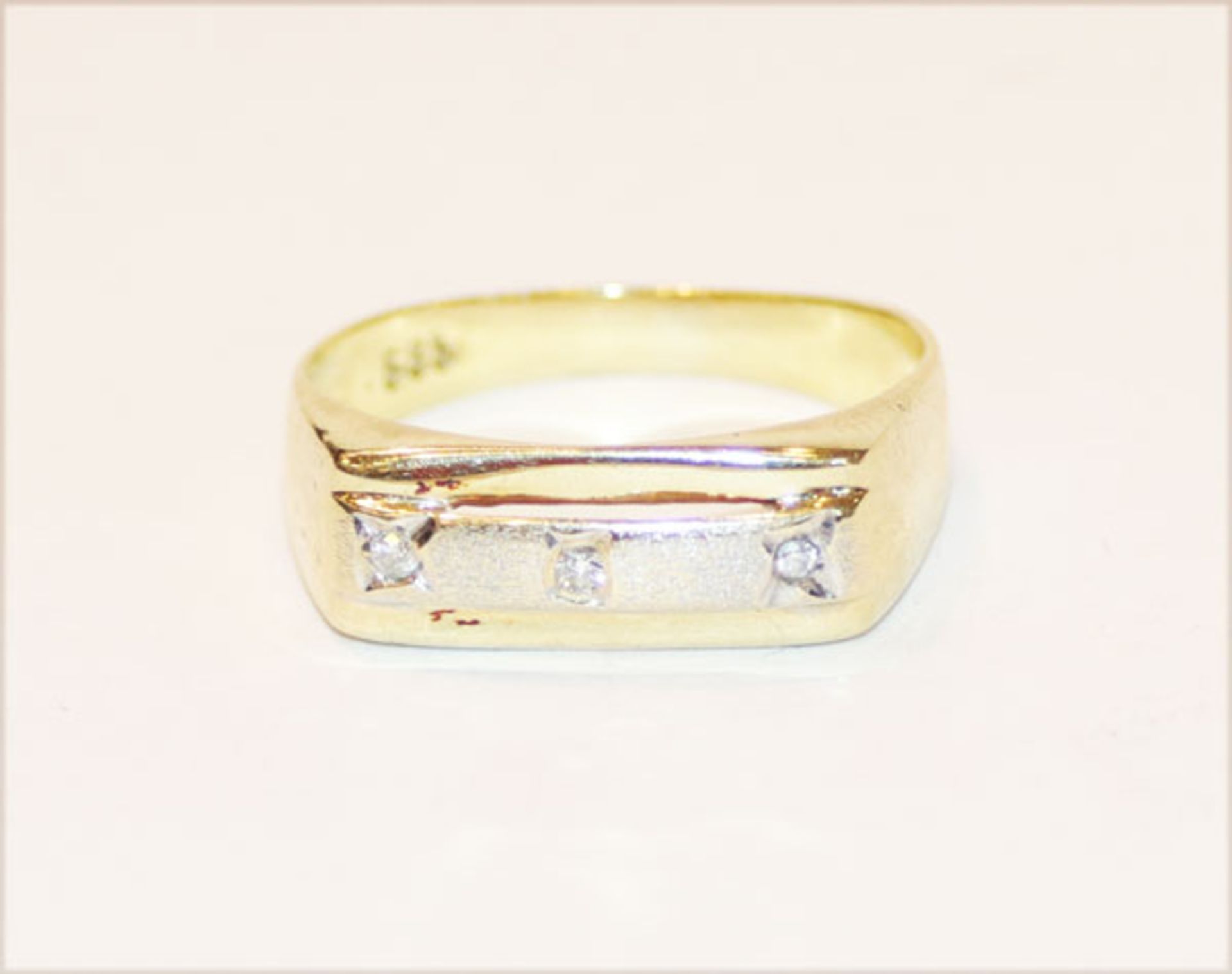 14 k Gelbgold Ring mit 3 kleinen Diamanten in Weißgold gefaßt, 2,6 gr., Gr. 52