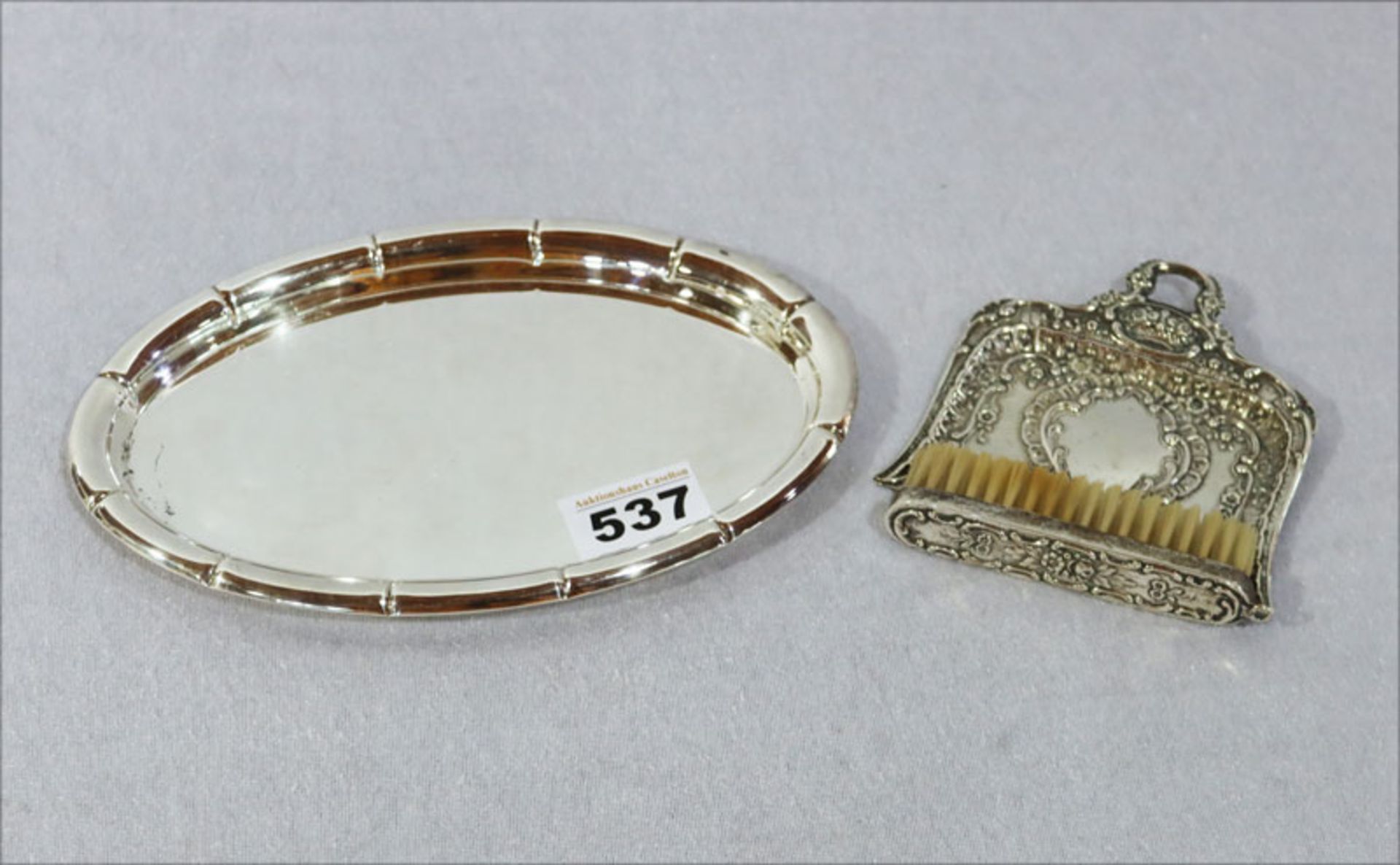 Silber Konvolut: ovales Tablett, 830 Silber, und Tischkehrer, 2-teilig, 835 Silber, zus. 197 gr.,