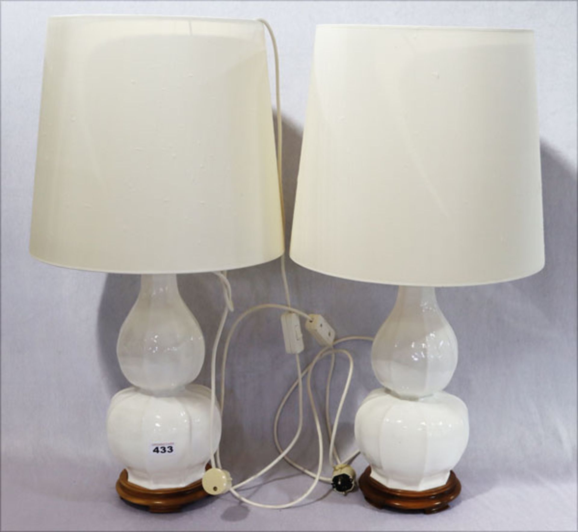 Paar Keramik Tischlampen, weiß glasiert auf Holzsockel und beigen Schirm, H 74 cm, D 31 cm, Funktion