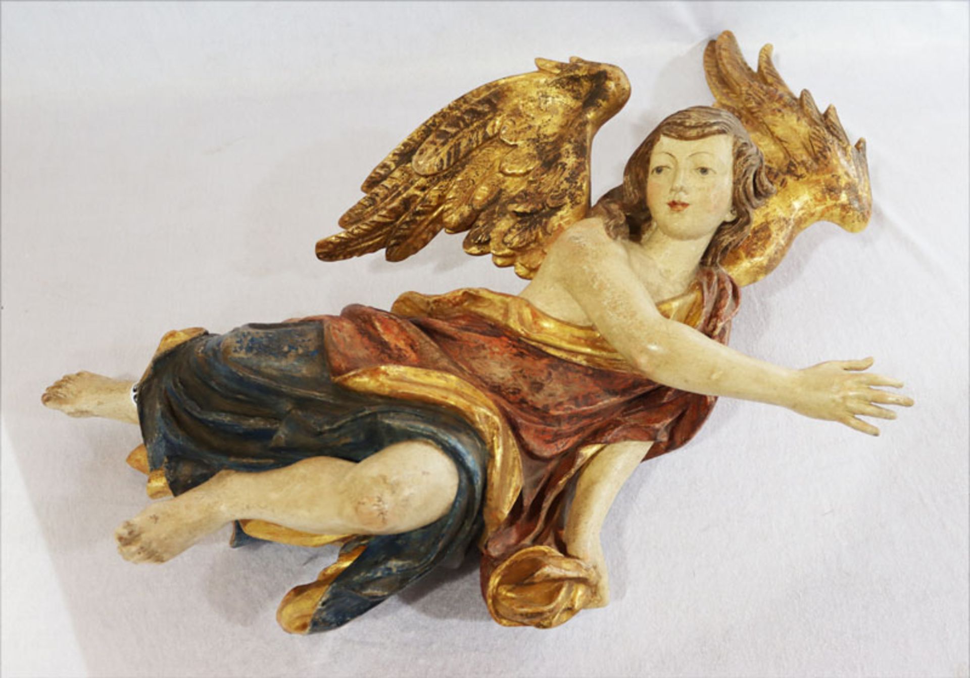 Holzskulptur 'Engel', schön geschnitzt und farbig gefaßt, 19. Jahrhundert, Fassung teils bestossen