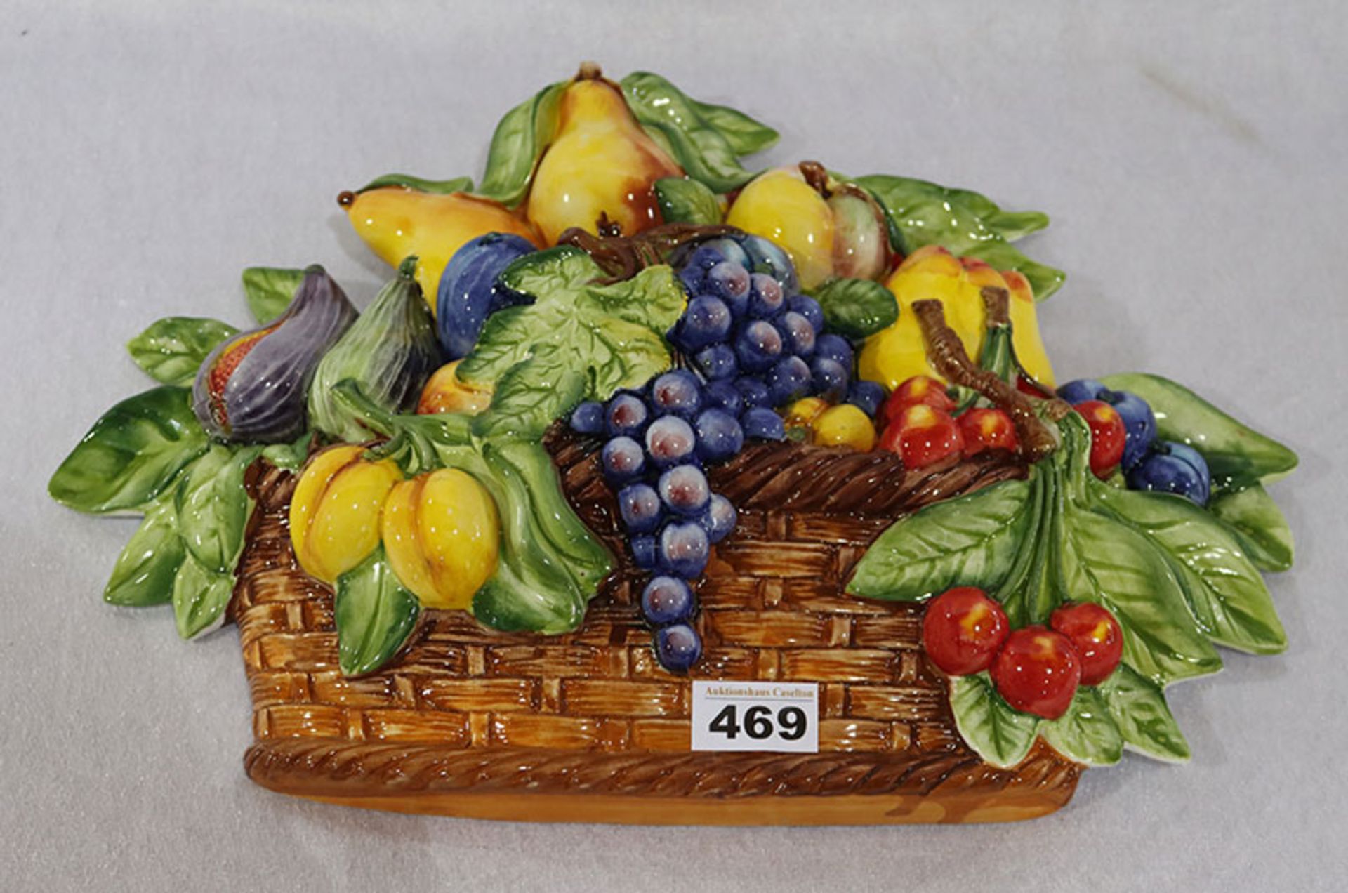 Italienisches Keramikrelief 'Früchtekorb', farbig glasiert, 30 cm x 42 cm