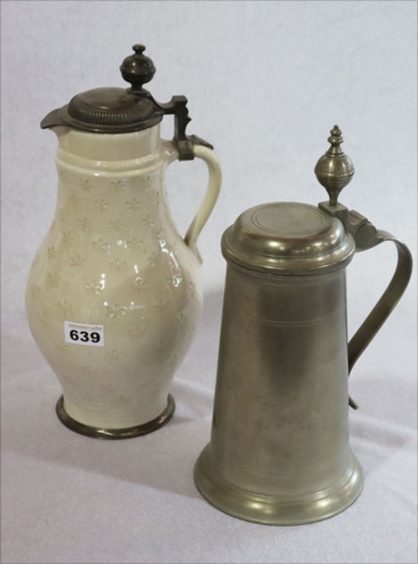 Keramik Henkelkanne mit Ritzdekor, beige glasiert, Zinn-Fußmontierung und Deckel, H 37 cm, und