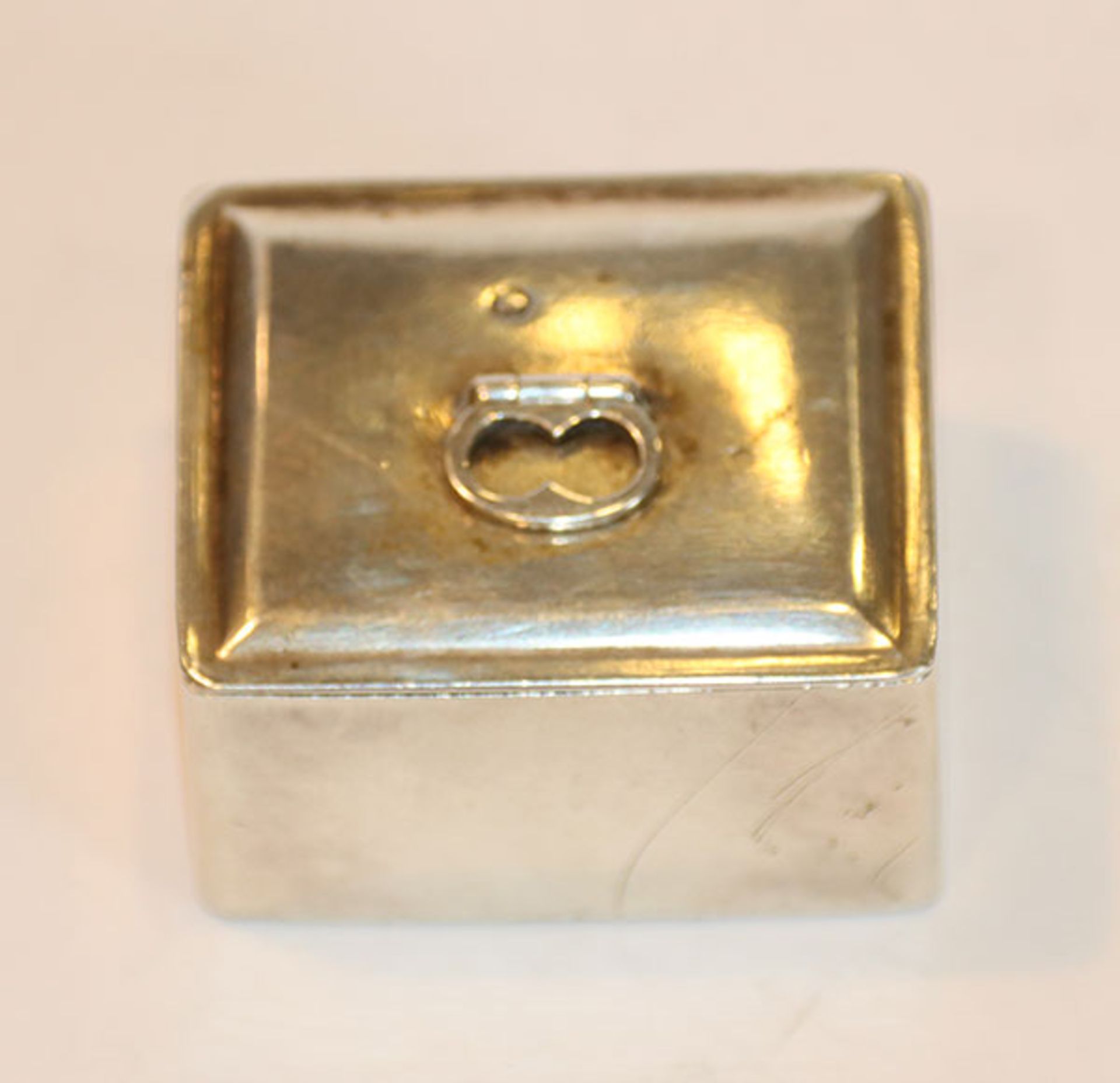 Silberdose, 84 Zolotniki, 39 gr., H 2 cm, B 3,6 cm, T 3 cm, Gebrauchsspuren