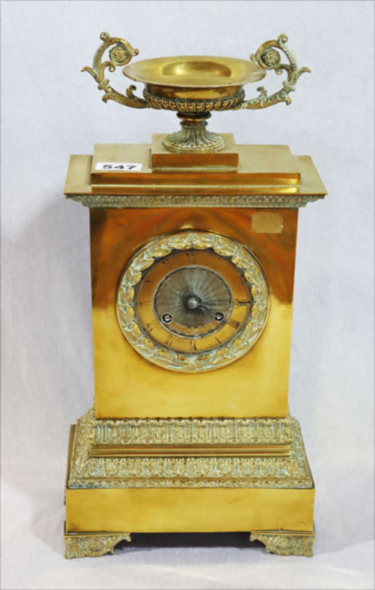 Kaminuhr, feuervergoldet, Reliefdekor, Glocke fehlt, Anfang 19. Jahrhundert, Funktion nicht geprüft,
