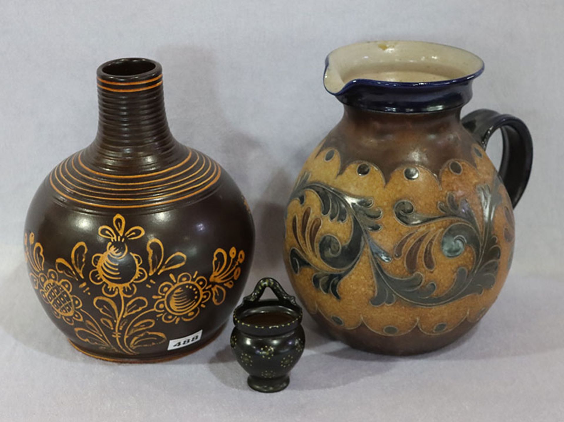 Keramik Konvolut: großer Henkelkrug, braun mit Blumendekor, H 33 cm, D ca, 23 cm, Wandvase, braun
