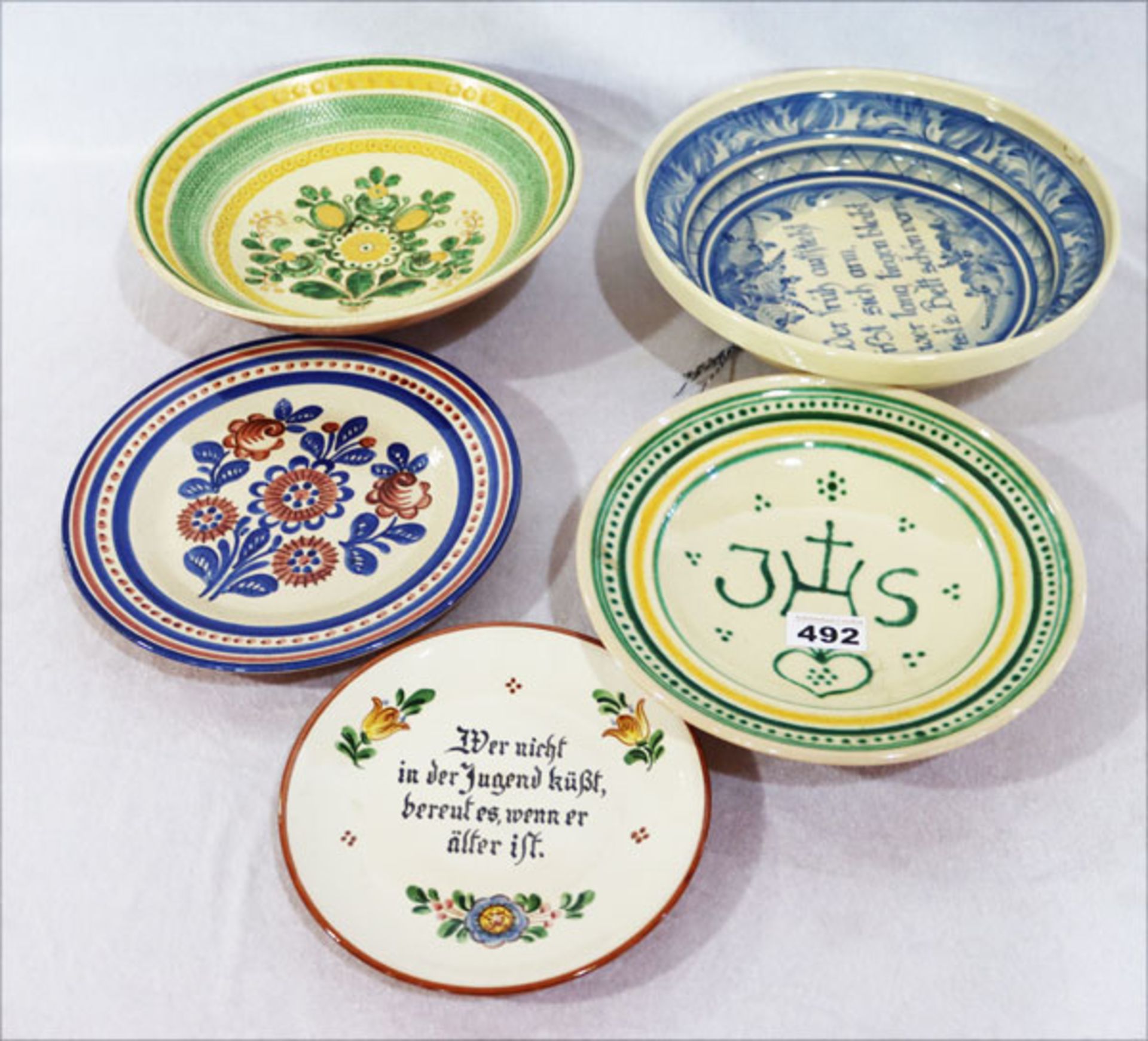 Keramik-Konvolut von 3 Schalen und 2 Teller, diverse Dekore, teils Werkstatt Kagel, Partenkirchen,