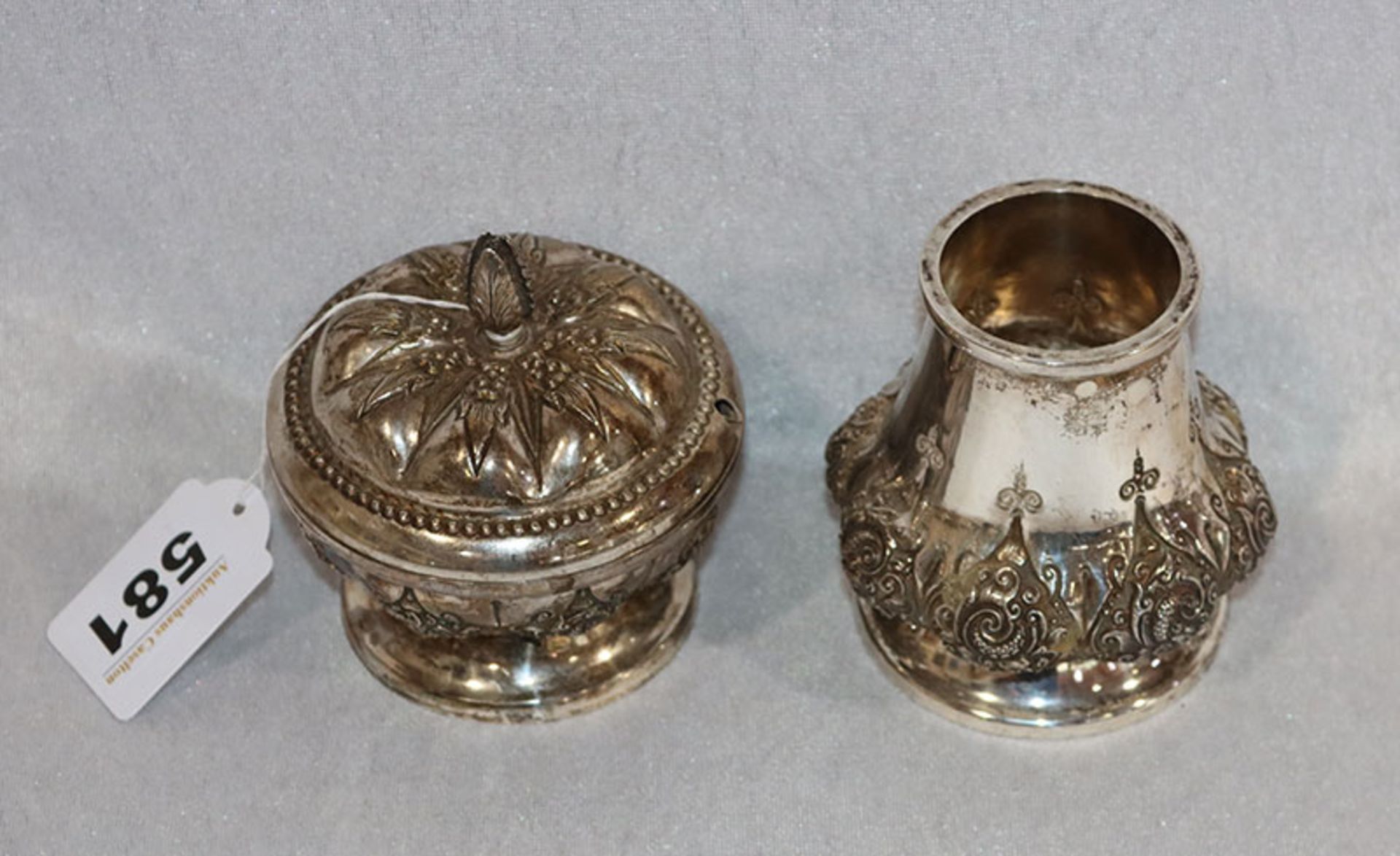 Deckeldose, H 10 cm, und Vase, H 9,5 cm, 800 Silber, 416 gr., beides mit Reliefdekor,