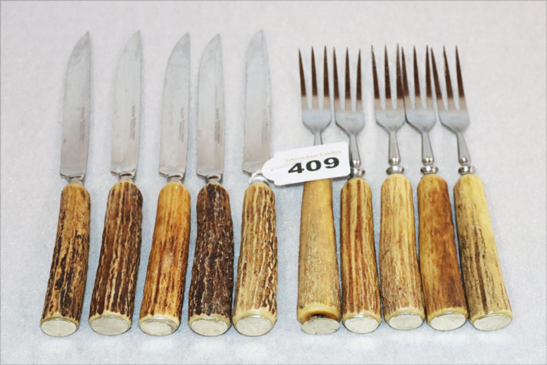 Hirschhorn Besteck: 5 Messer und 5 Gabeln mit Hirschhorngriffen, Gebrauchsspuren