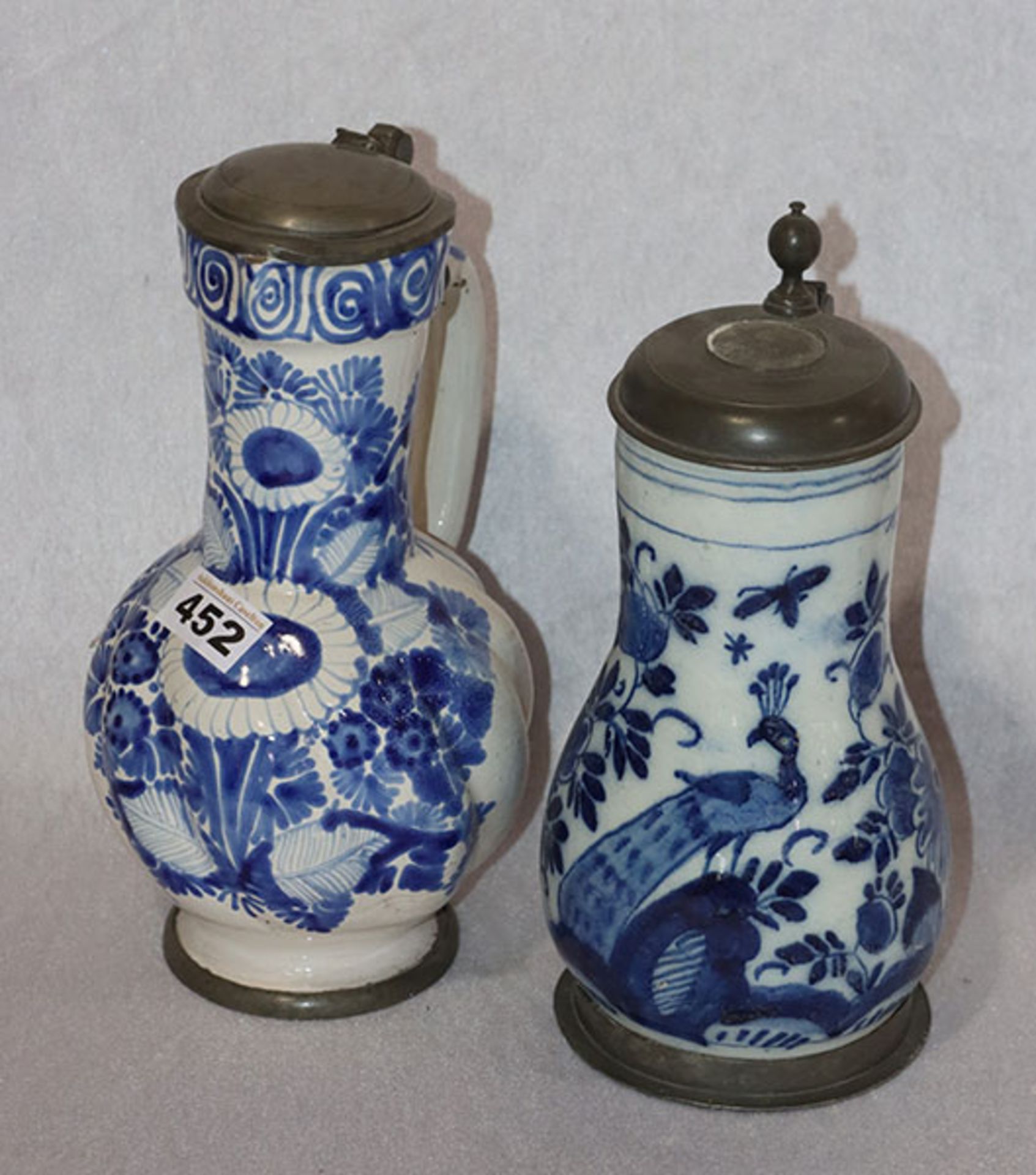 2 Keramik Henkelkrüge mit blauem Dekor, Zinn-Fuß und Deckel, H 26/27 cm, beschädigt und teils
