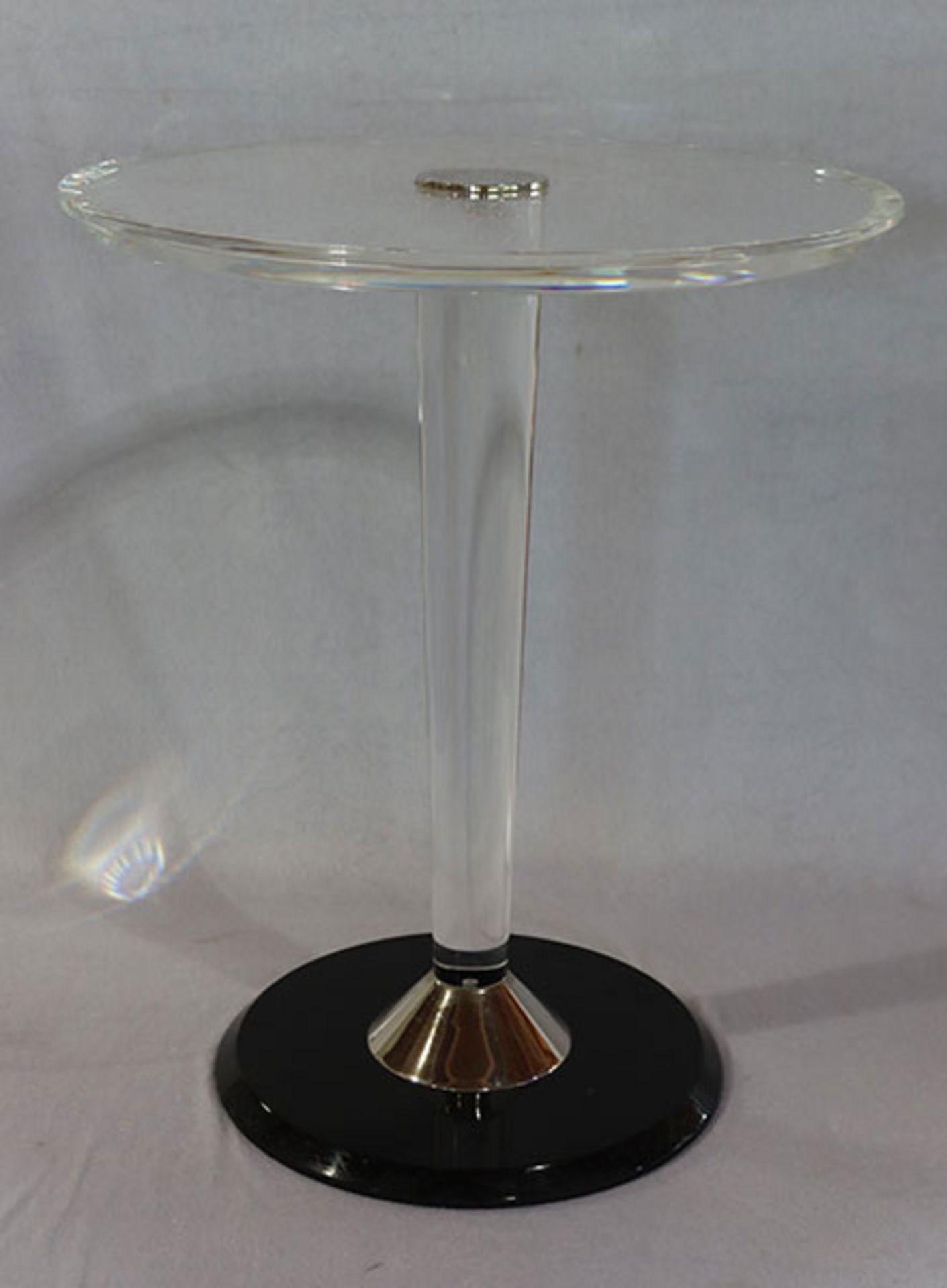 Paar runde Beistelltischchen mit schwarzem Fuß, ein Tisch mit Glasplatte, H 61 cm, D 50 cm,