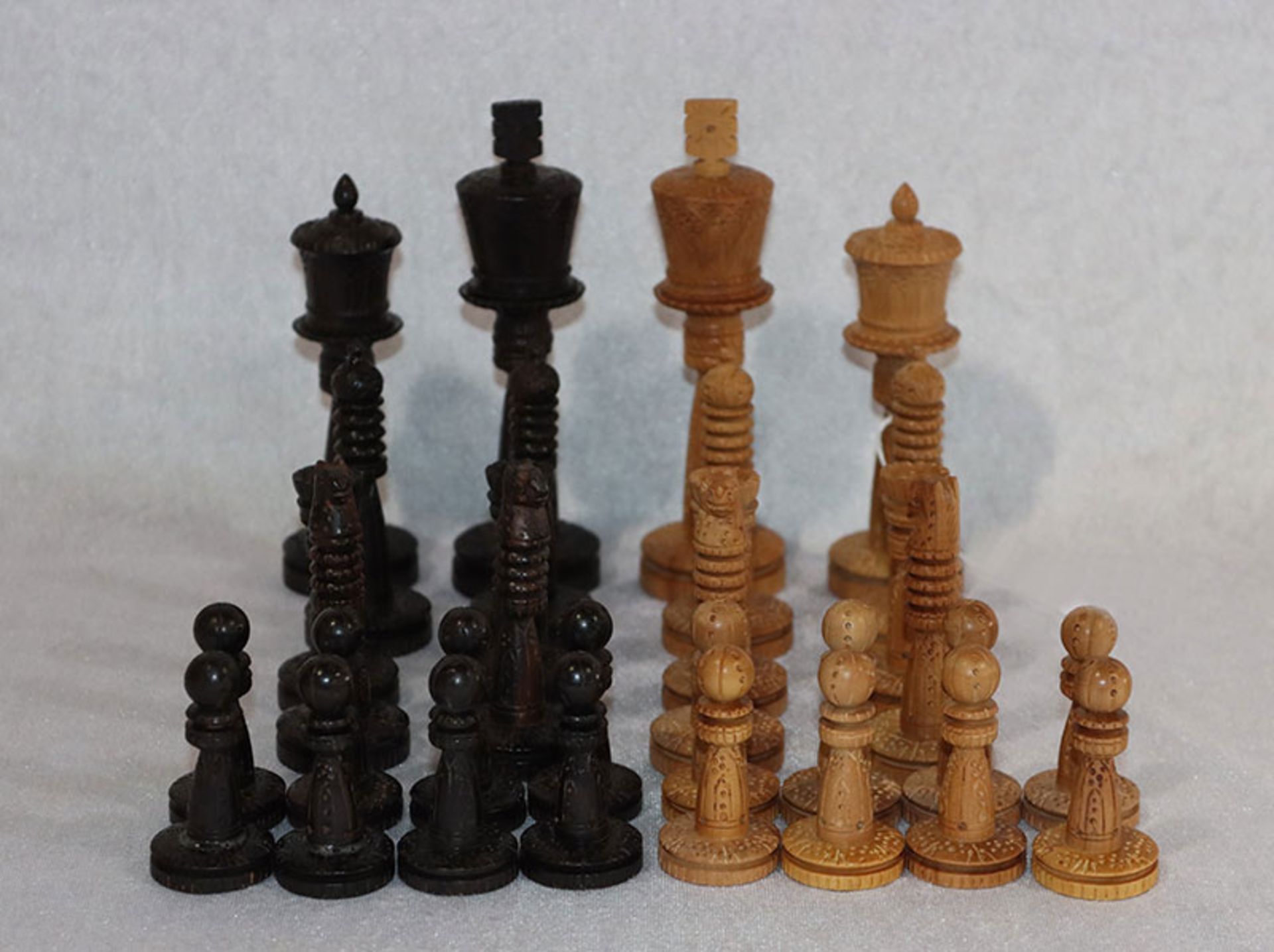Ausgefallene Holz Schachfiguren, komplett, feine Handarbeit, H 5,5/12 cm