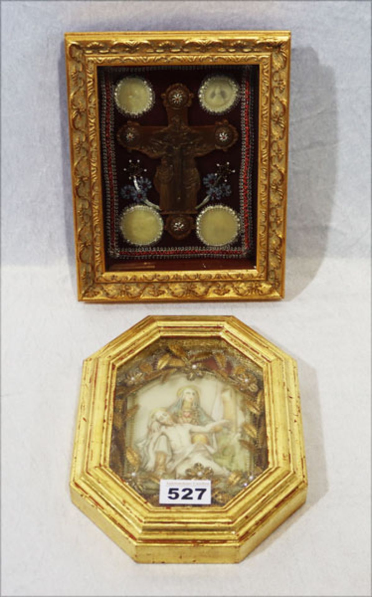 2 Klosterarbeiten, Kreuzabnahme und Jesus am Kreuz, beide fein verziert, unter Glas gerahmt, incl.